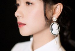万茜自爆一年潜七次 明星排行榜,荣登明星排行榜榜首