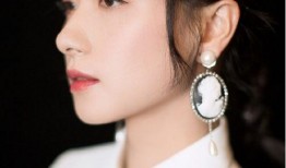 万茜自爆一年潜七次 明星排行榜,荣登明星排行榜榜首